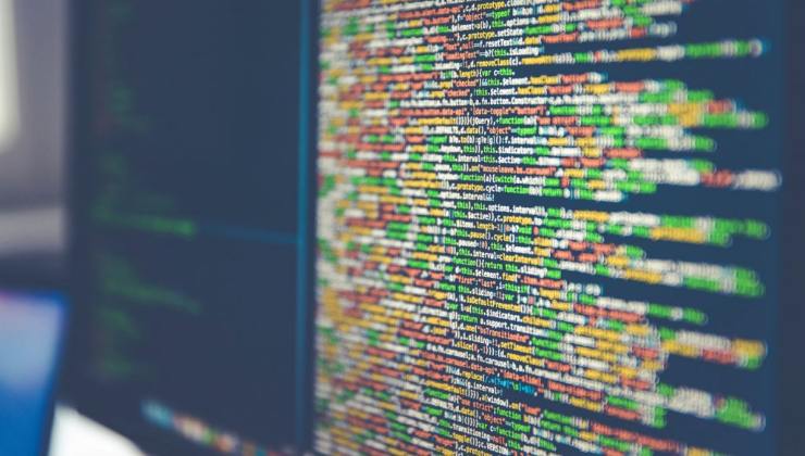 Codici sullo schermo di un pc
