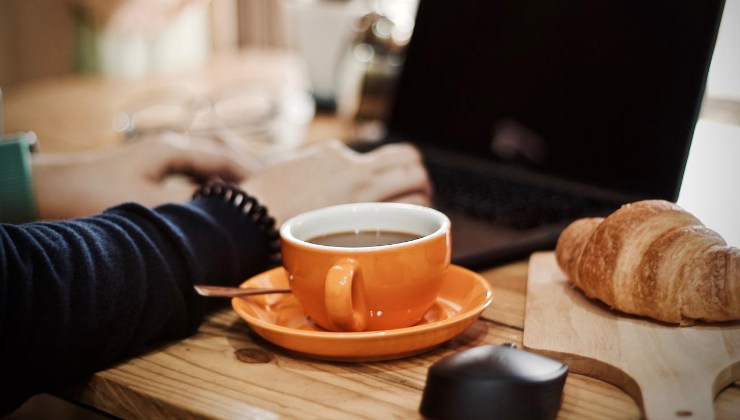 Colazione da casa ma al pc per una dipendente in smart working