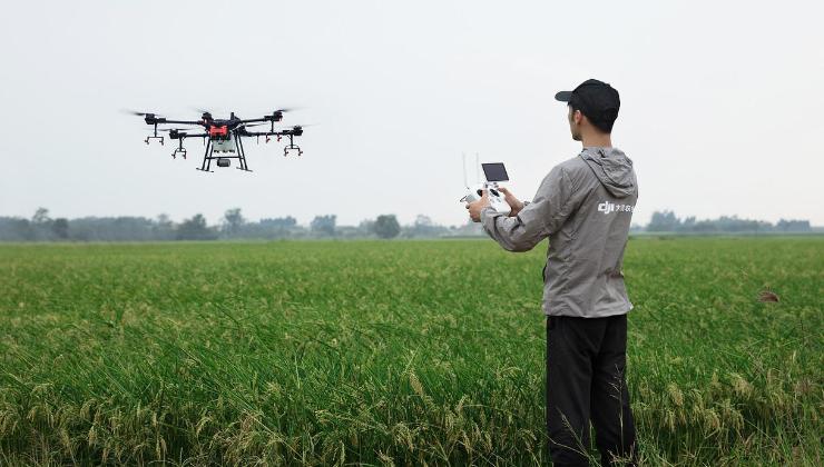 Drone controllato al computer dal suo giovane proprietario