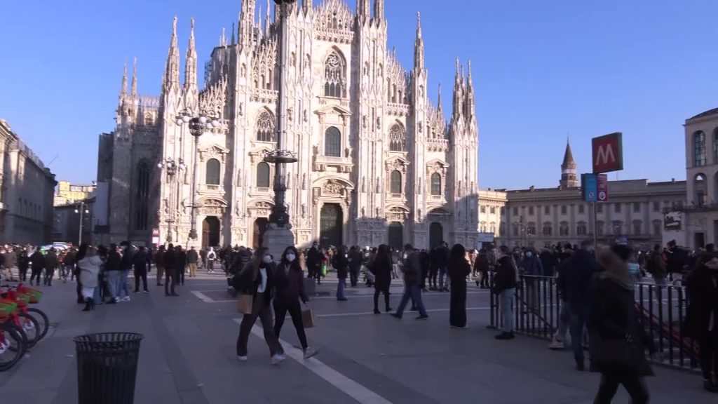 Il Duomo di Milano, tipico luogo del passeggio per turisti e cittadini anche in epoca Covid