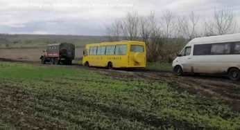 Ucraina, in fuga dalla guerra: evacuati da Mariupol a bordo di scuolabus. VIDEO