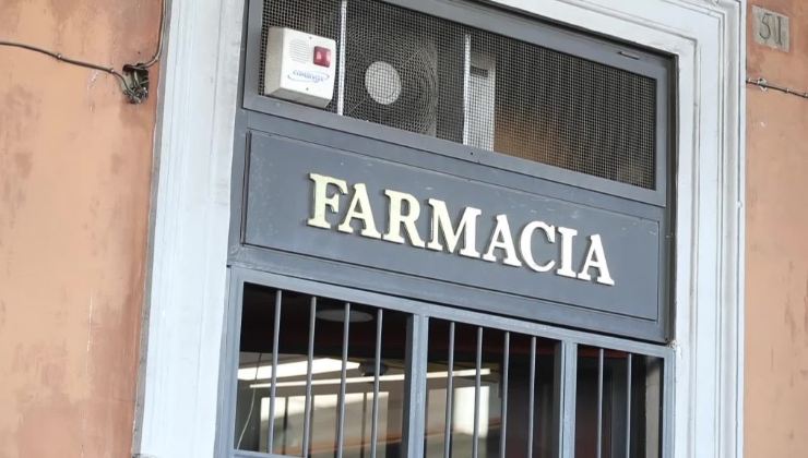 Facciata di una farmacia a Roma Termini