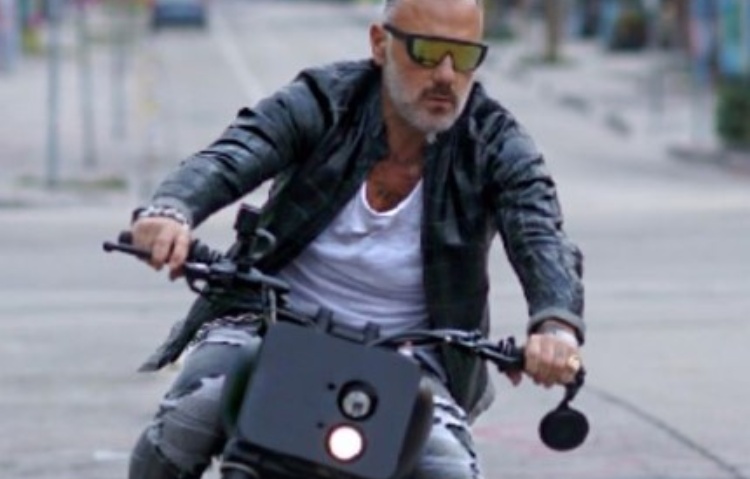 Gianluca Vacchi in moto 