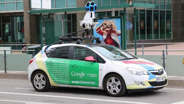 Un'auto della compagnia scatta foto per Google Maps