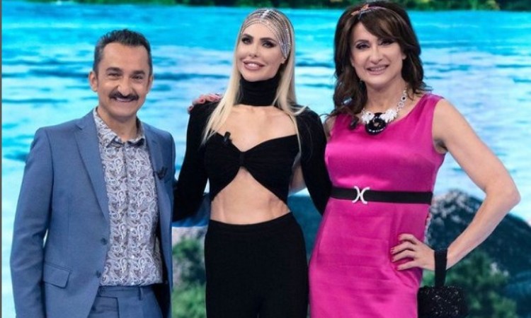 Ilary Blasi e gli opinionisti de L'Isola dei Famosi