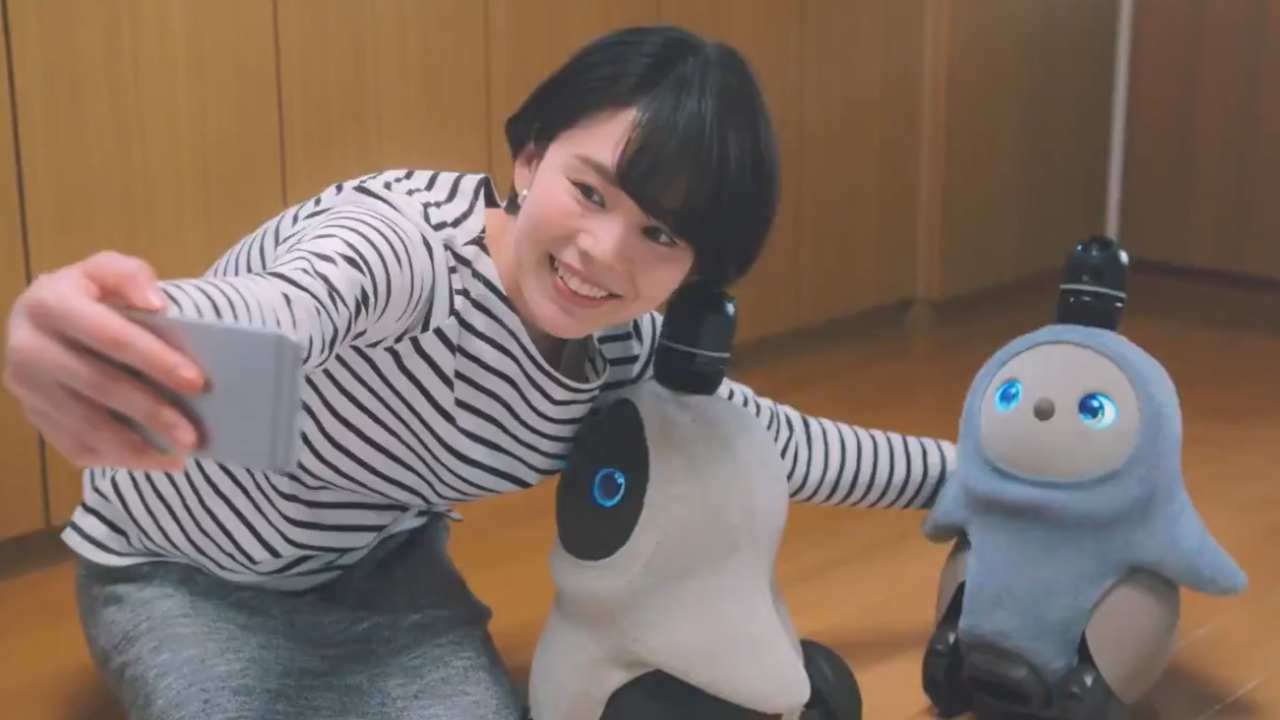 Lovot, il robot affettuoso, in un selfie con una ragazza