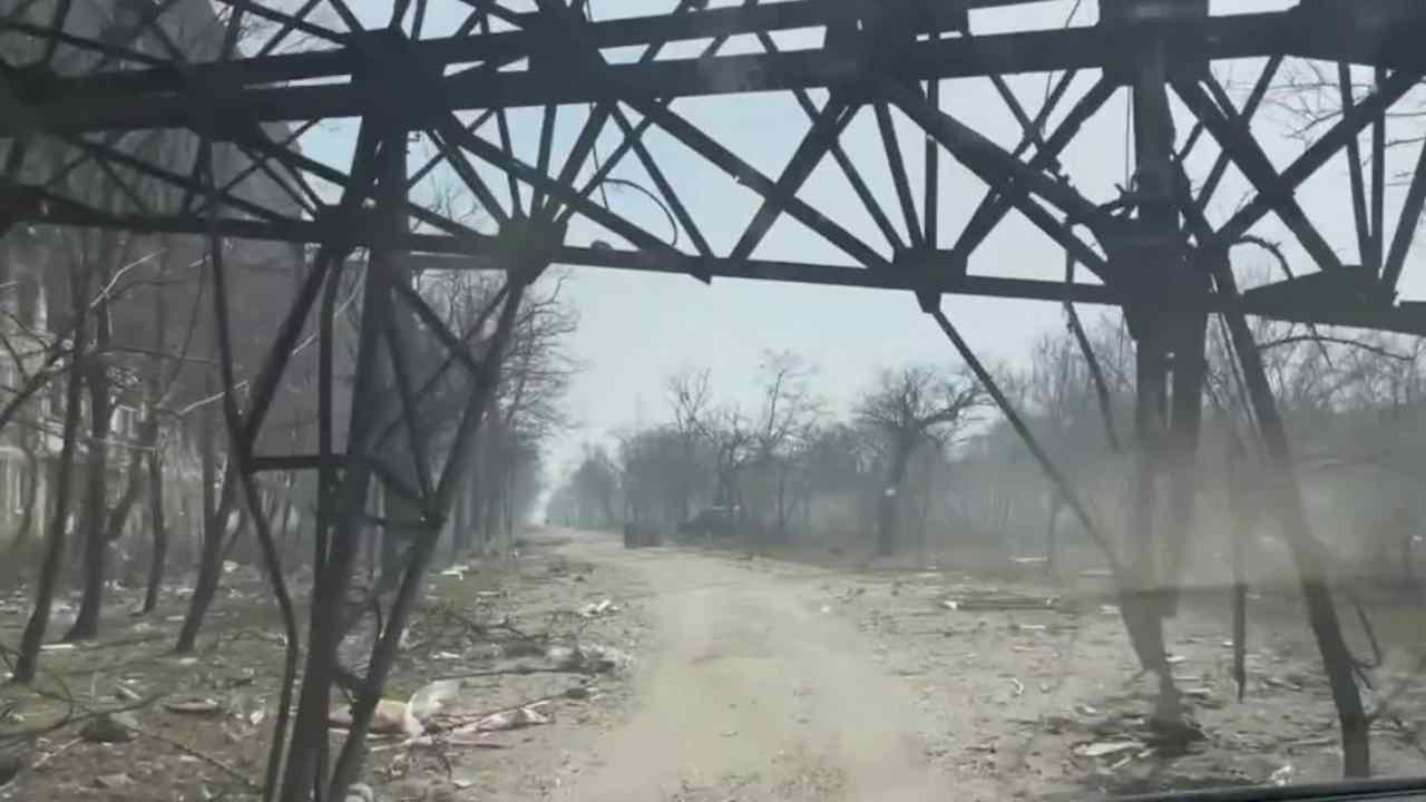 Tutta la devastazione nella città di Mariupol, in Ucraina