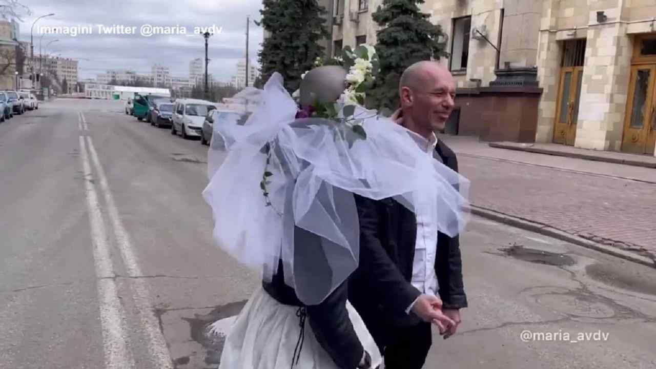 Una coppia di sposi a Kharkiv
