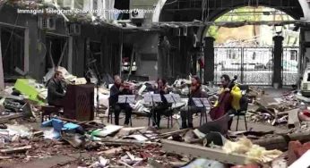 Ucraina, il suono del pianoforte e dei violini rimbomba tra le rovine di Kharkiv. VIDEO