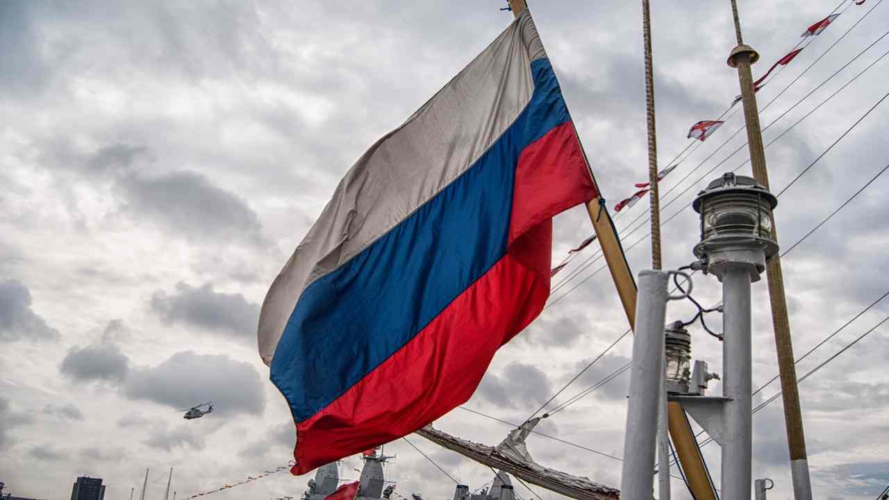 Nave battente bandiera della Russia in un porto