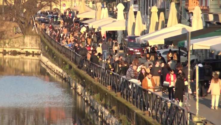 Una folla di persone a passeggio sui Navigli, a Milano