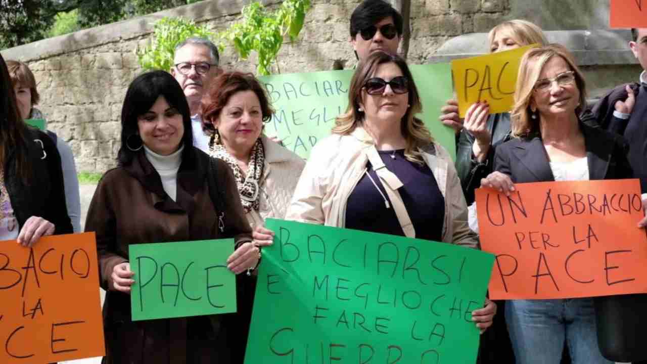 La manifestazione "Un bacio per la pace" a Napoli