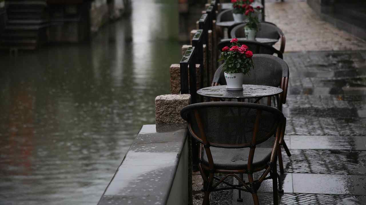 Tipica Pasquetta con pioggia che cade sui tavolini dei bar
