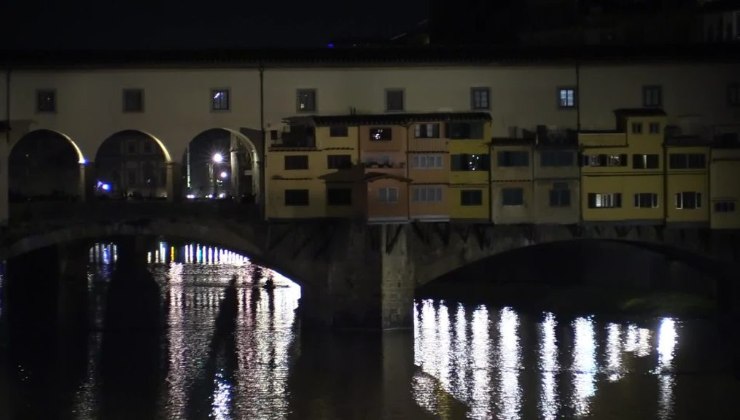 Ponte Vecchio con le luci basse a Firenze per risparmiare sull'elettricità