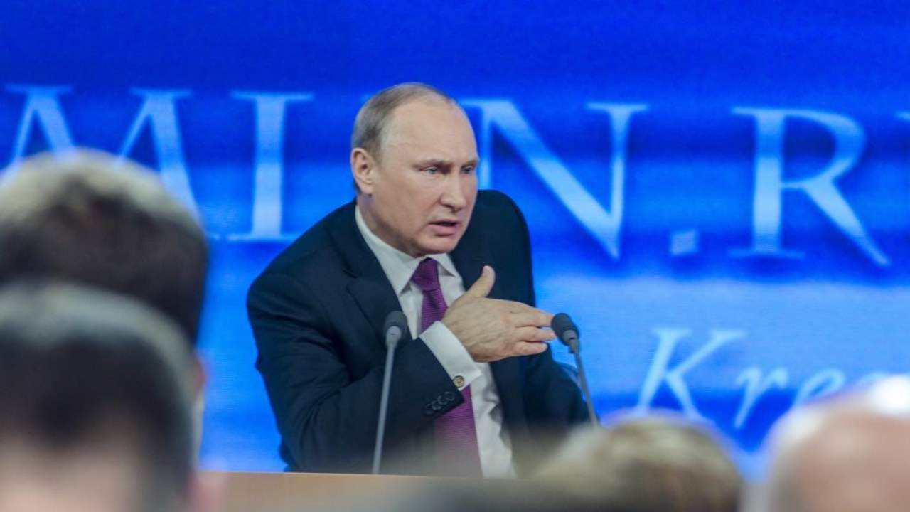 Vladimir Putin in un intervento con la stampa