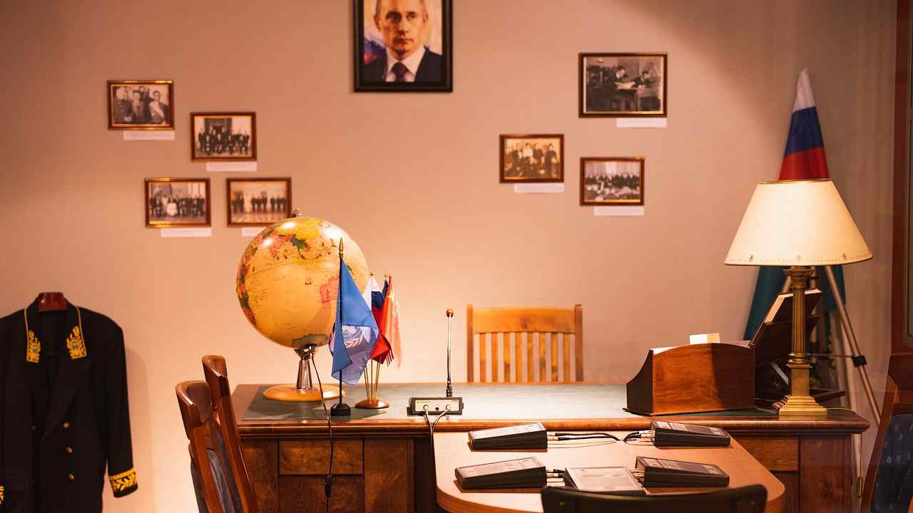Un ufficio governativo in Russia (con tanto di quadro di Putin alla parete)