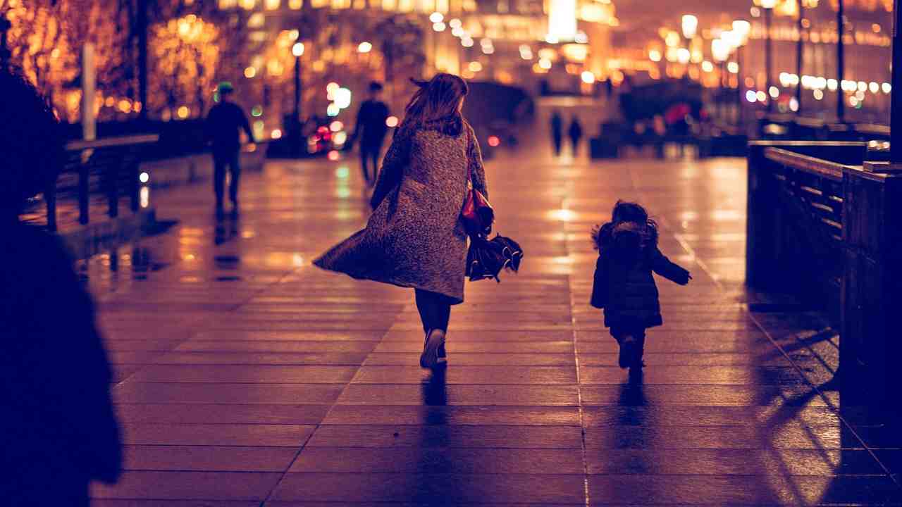 Una mamma e una bimba passeggiano per le strade di Shanghai