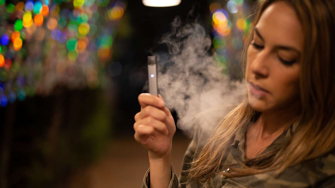 Una giovane donna fa uso di una sigaretta elettronica