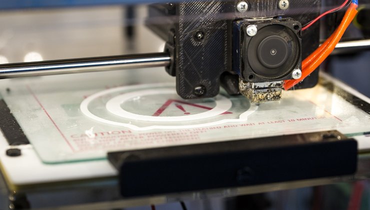Dettaglio di una stampante 3D durante il suo funzionamento