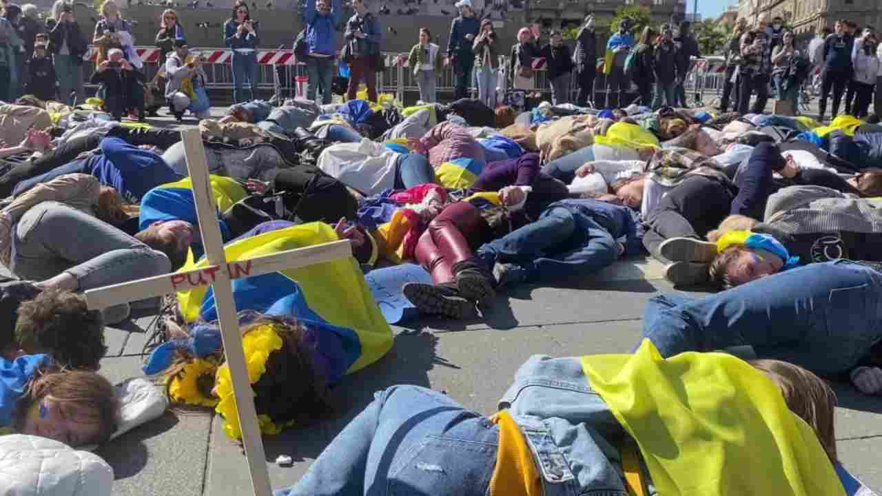 Il flash mob della comunità ucraina, a Milano