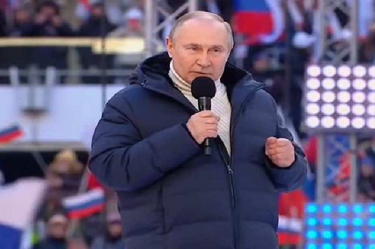 Vladimir Putin durante la cerimonia allo stadio di Mosca