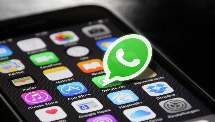 WhatsApp, icona su uno smartphone