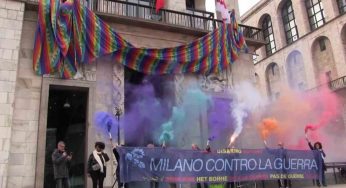Flash mob contro la guerra in Ucraina in piazza Duomo a Milano – VIDEO