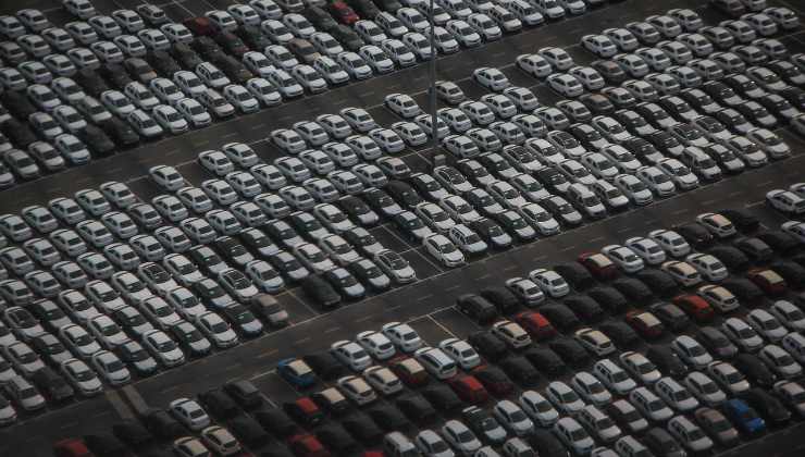 Auto in fila in una concessionaria