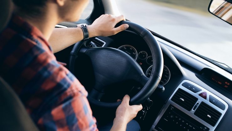 Una donna al volante di un'auto