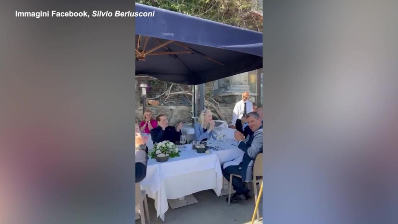 Berlusconi a Napoli mentre canta in un ristorante