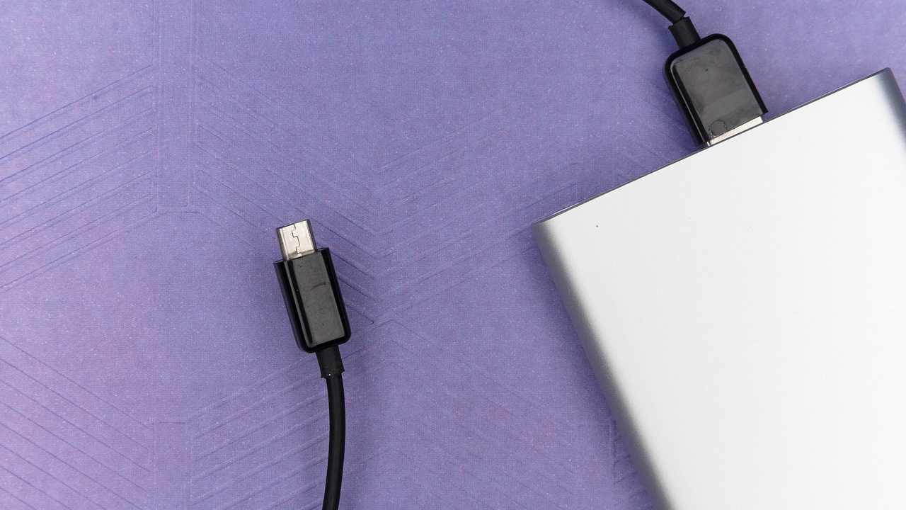 Il power bank, un dispositivo esterno per ricaricare la batteria di uno smartphone
