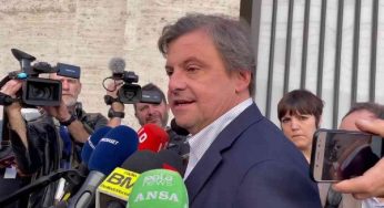 Governo, Calenda: “M5s scelga se stare dentro o fuori”