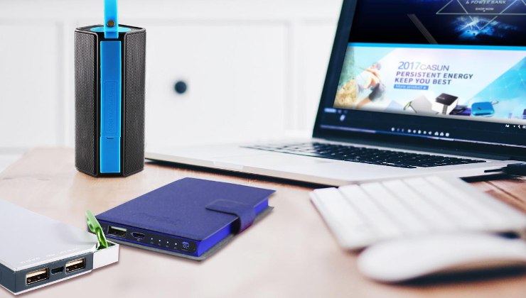 Postazione di lavoro, con pc, telefono, altoparlante e power bank