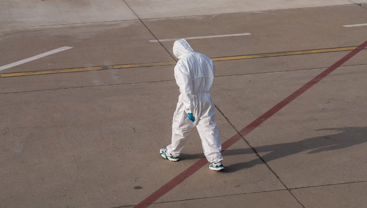 Covid, addetto alla sanificazione in tuta protettiva