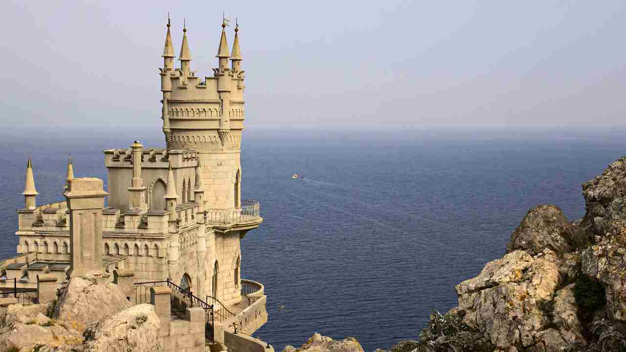 Un castello affacciato sul mare, in un incantevole scorcio della Crimea