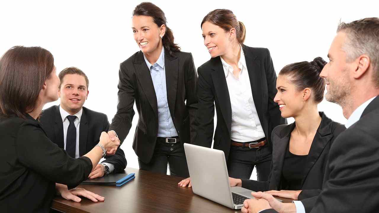 Gruppo di donne al lavoro insieme a colleghi uomini