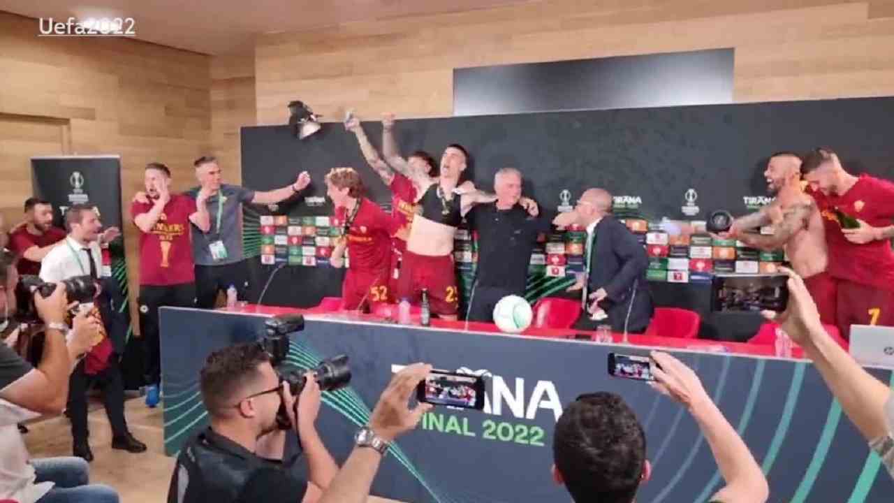 La Roma festeggia con Dopo la vittoria, i giocatori della Roma hanno fatto irruzione nella sala stampa per festeggiare assieme a Mourinho in sala stampa