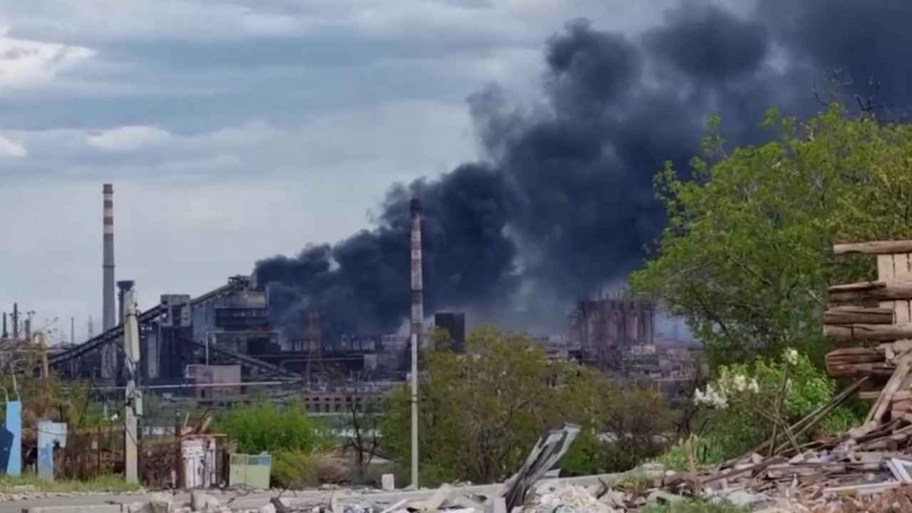 Ucraina, incendio ad Azovstal: una grossa colonna di fumo si alza in cielo
