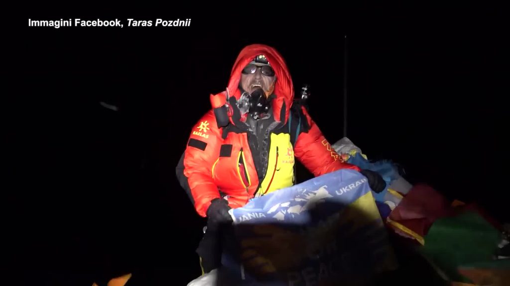 La bandiera ucraina sulla cima dell'Everest