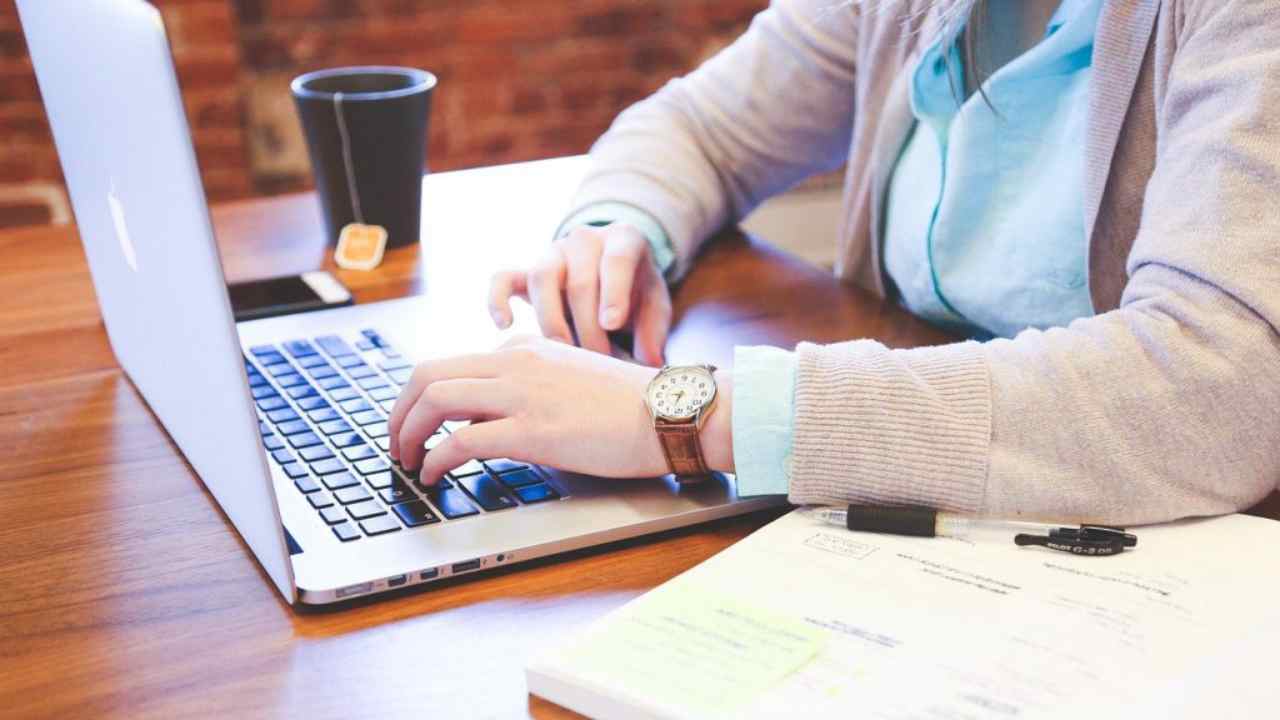 Lavoro povero: spesso avviene anche tramite Smart Working