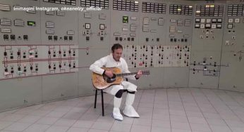 Ucraina, il cantante della band Okean Elzy si esibisce nella centrale di Chernobyl – VIDEO