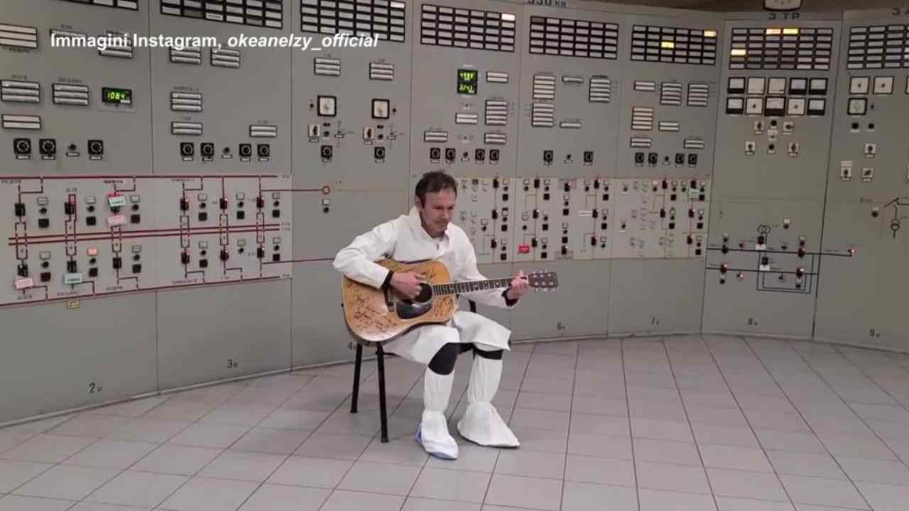 Il cantante della band ucraina Okean Elzy si esibisce nella centrale di Chernobyl
