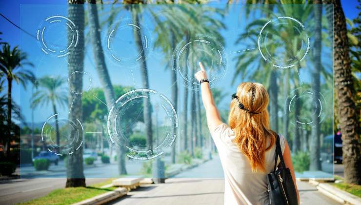 Giovane donna utilizza un visore per la realtà aumentata