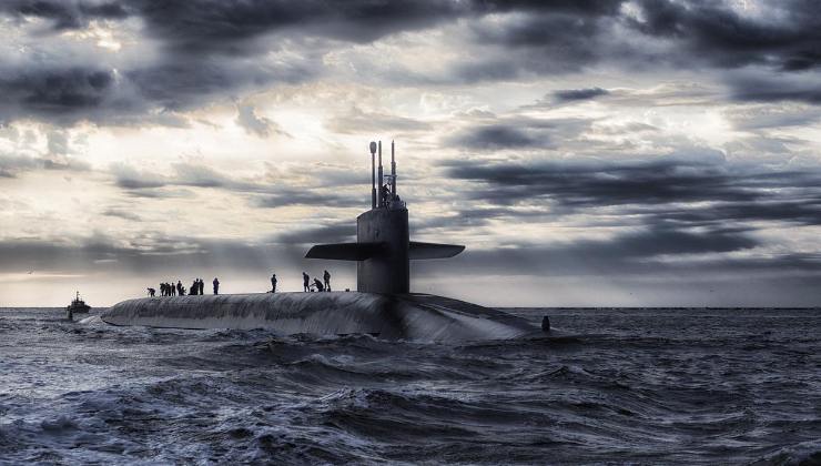 Un sottomarino in azione a pelo d'acqua