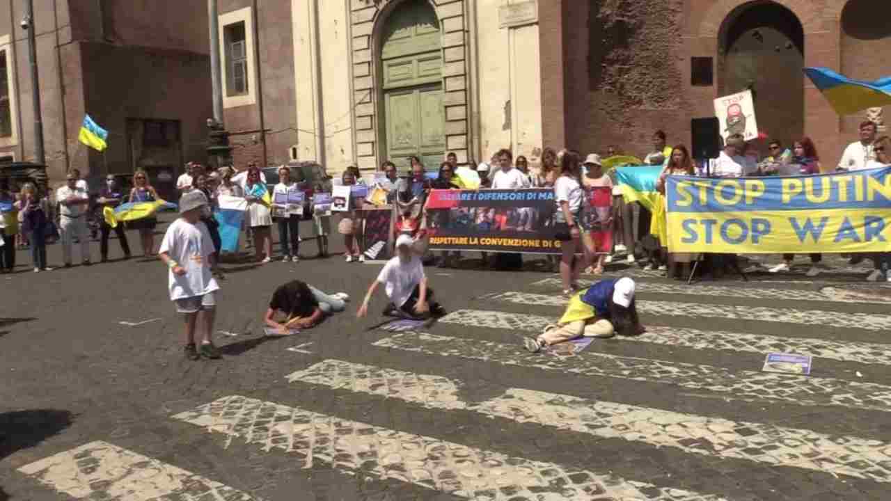 Ucraina, mine e ferite sanguinanti in piazza a Roma