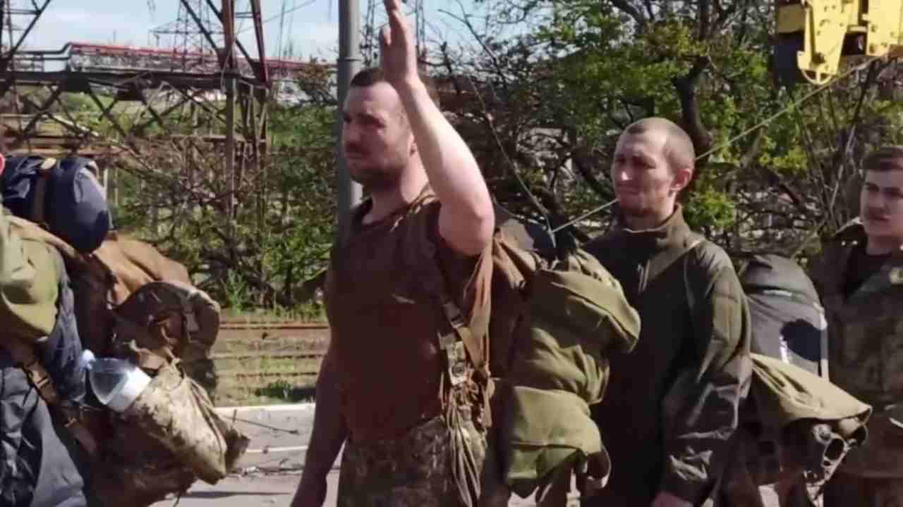 Ucraina, l'ultimo gruppo di militanti lascia il territorio dell'Azovstal