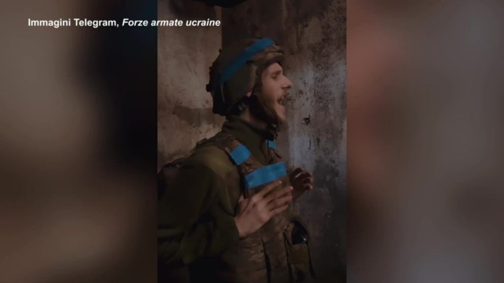 Mariupol, soldato ucraino canta "Stefania" sotto le bombe nell'acciaieria Azvostal