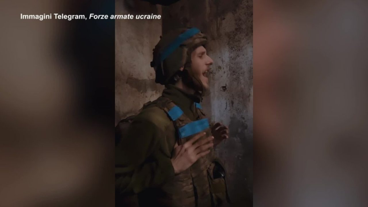 Mariupol, soldato ucraino canta "Stefania" sotto le bombe nell'acciaieria Azvostal