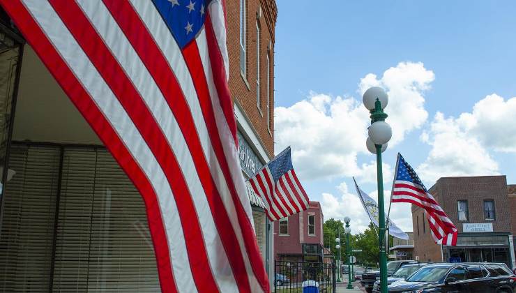 Usa, bandiere per le strade di una cittadina