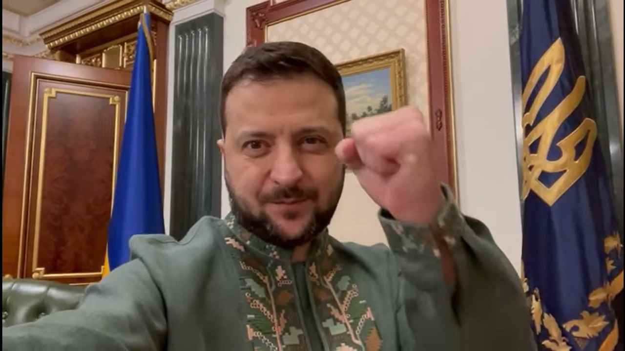 Zelensky indossa una vyshyvanka